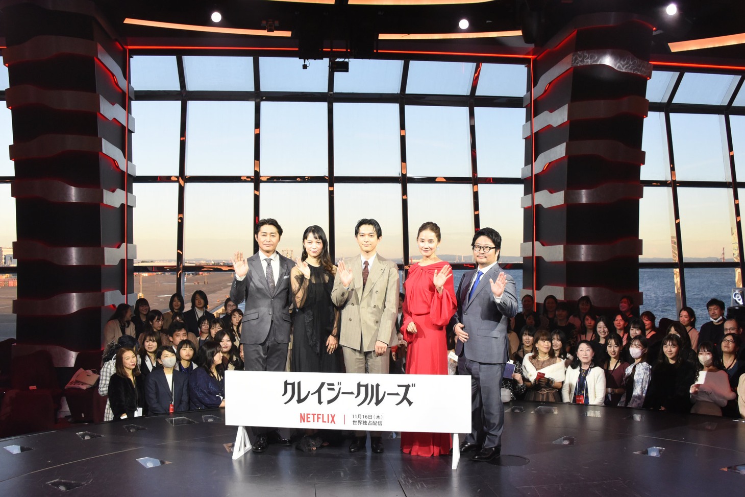 「クレイジークルーズ」配信記念イベントの様子。左から安田顕、宮崎あおい、吉沢亮、吉田羊、瀧悠輔。