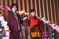 セントチヒロ・チッチ（右）をエスコートする花村想太（左）。