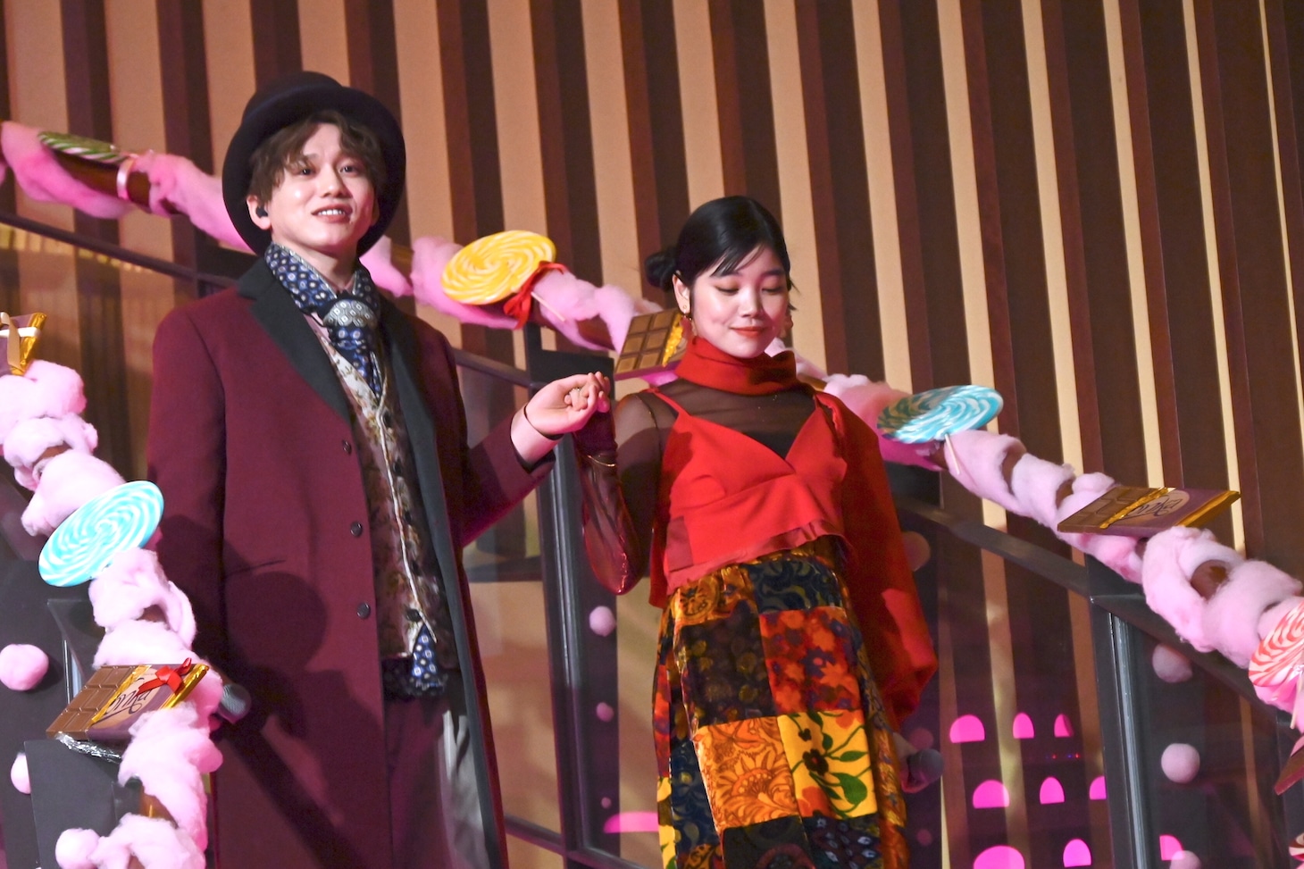 セントチヒロ・チッチ（右）をエスコートする花村想太（左）。