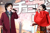 「ピュア・イマジネーション」を歌う花村想太（左）とセントチヒロ・チッチ（右）。