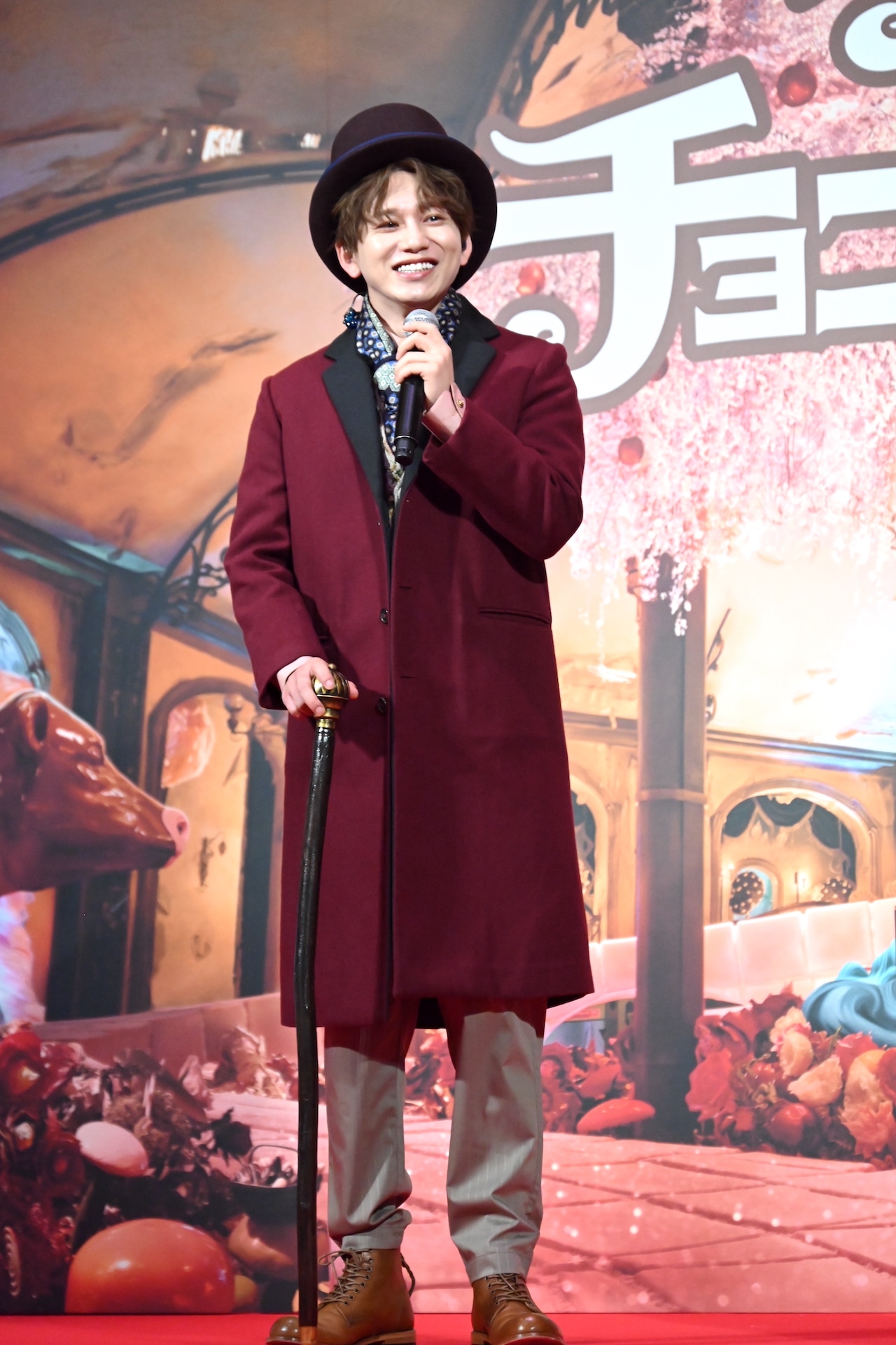 ウォンカをイメージした衣装で登場した花村想太。