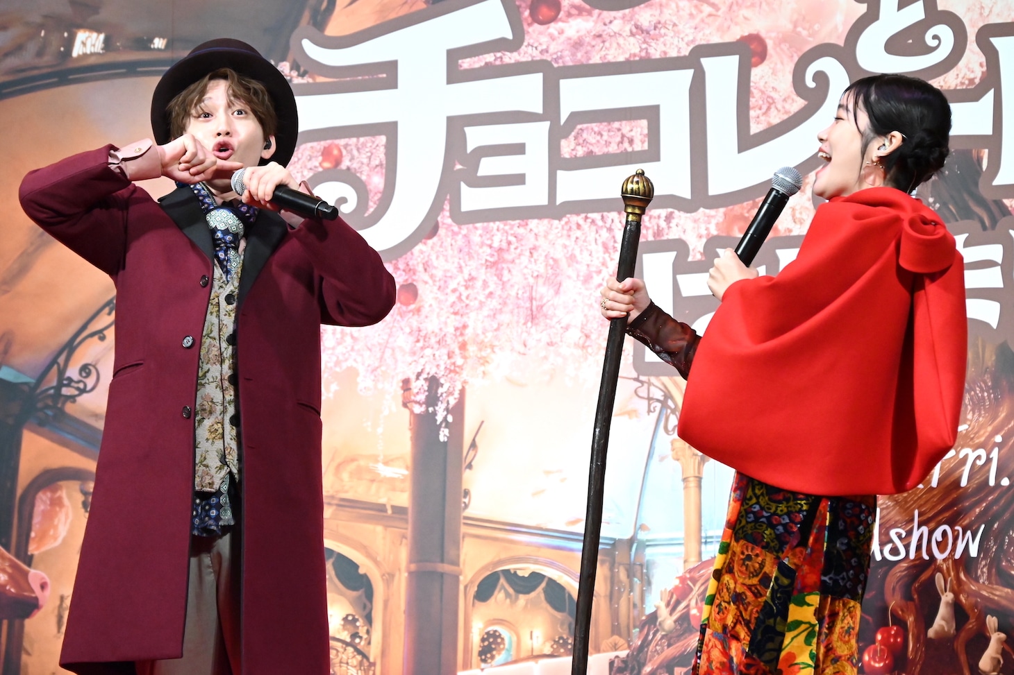 アフレコを再現する花村想太（左）。