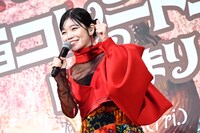 「観てね！」とアピールするセントチヒロ・チッチ。