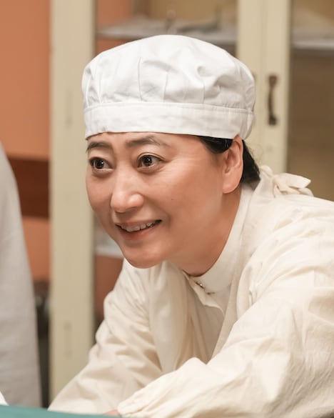 友近演じる看護師・東。