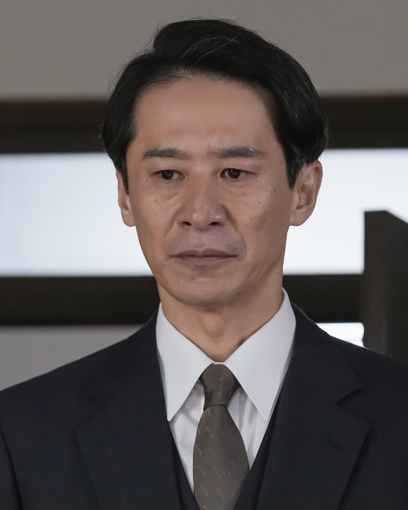 三浦誠己演じる村山興業社長秘書・矢崎。