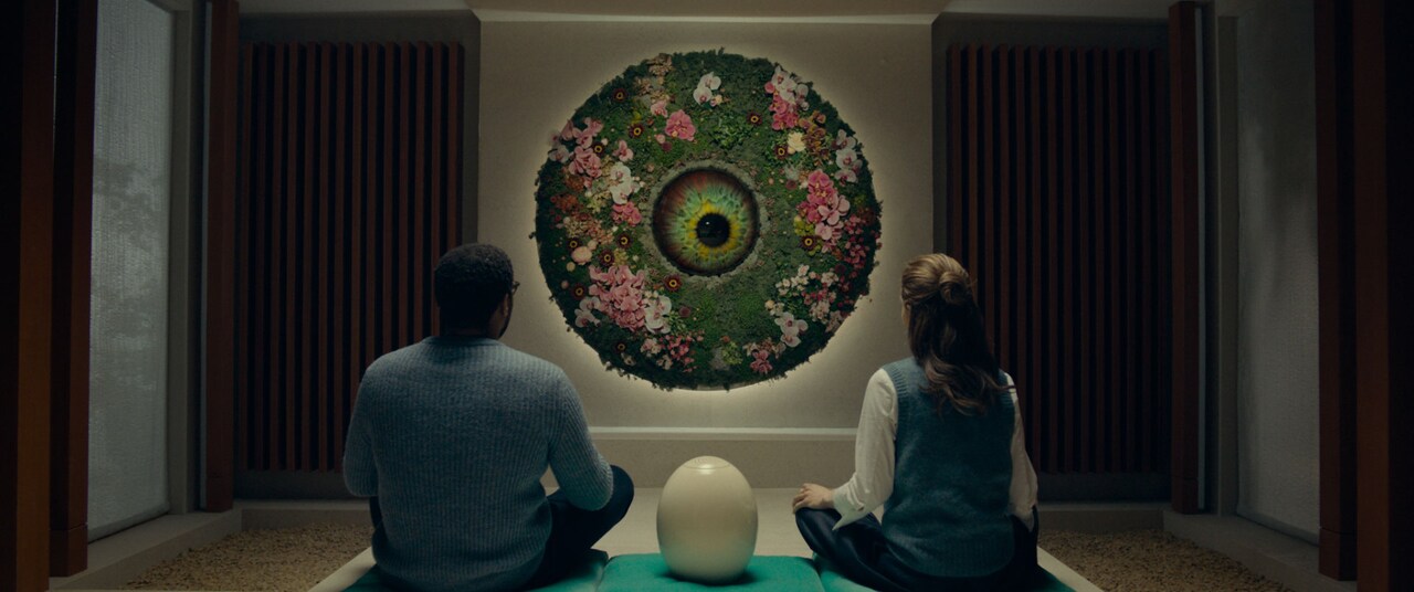 エミリア・クラークがAIと会話するいつもの朝「ポッド・ジェネレーション」本編映像