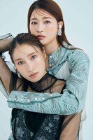 「土屋太鳳フォトブック『たおリズム』」より、土屋太鳳と土屋炎伽のツーショット。（撮影 / 岡本 俊）