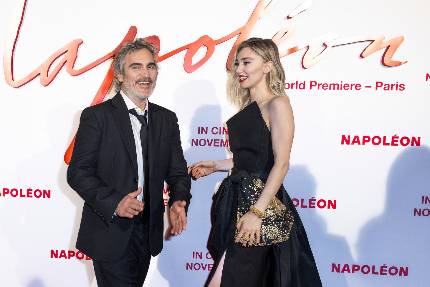 左からホアキン・フェニックス、ヴァネッサ・カービー。