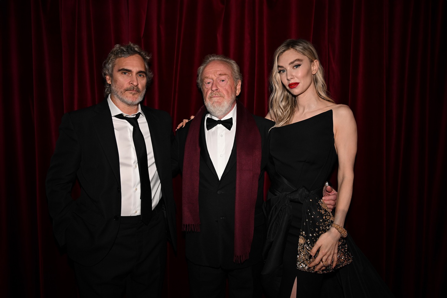 映画「ナポレオン」ワールドプレミアの様子。左からホアキン・フェニックス、リドリー・スコット、ヴァネッサ・カービー。