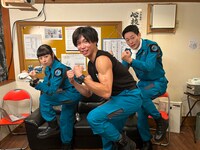 左からミナミ アンリ役の内藤好美、バンドウ ヤスノブ役の梶原颯、ナグラ テルアキ役の伊藤祐輝。