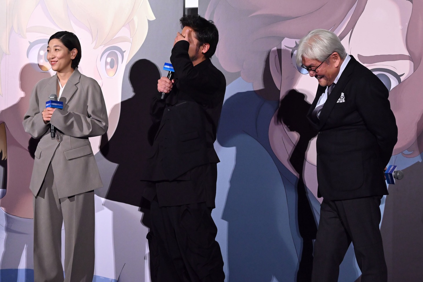 猫役の山田孝之（中央）は「映画を観ている間、僕の顔が1mmもチラつかないように」と顔を隠してトーク。