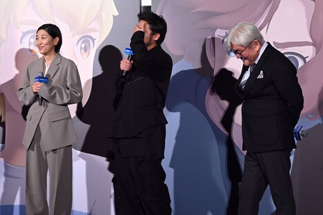 猫役の山田孝之（中央）は「映画を観ている間、僕の顔が1mmもチラつかないように」と顔を隠してトーク。