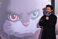 山田孝之（右）と、山田が声を当てた猫ジンザン（左）。