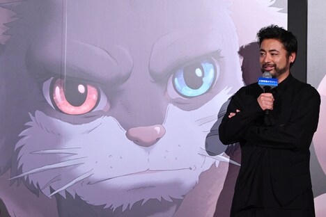 山田孝之（右）と、山田が声を当てた猫ジンザン（左）。