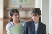 関先生役の坂本遥奈（左）。