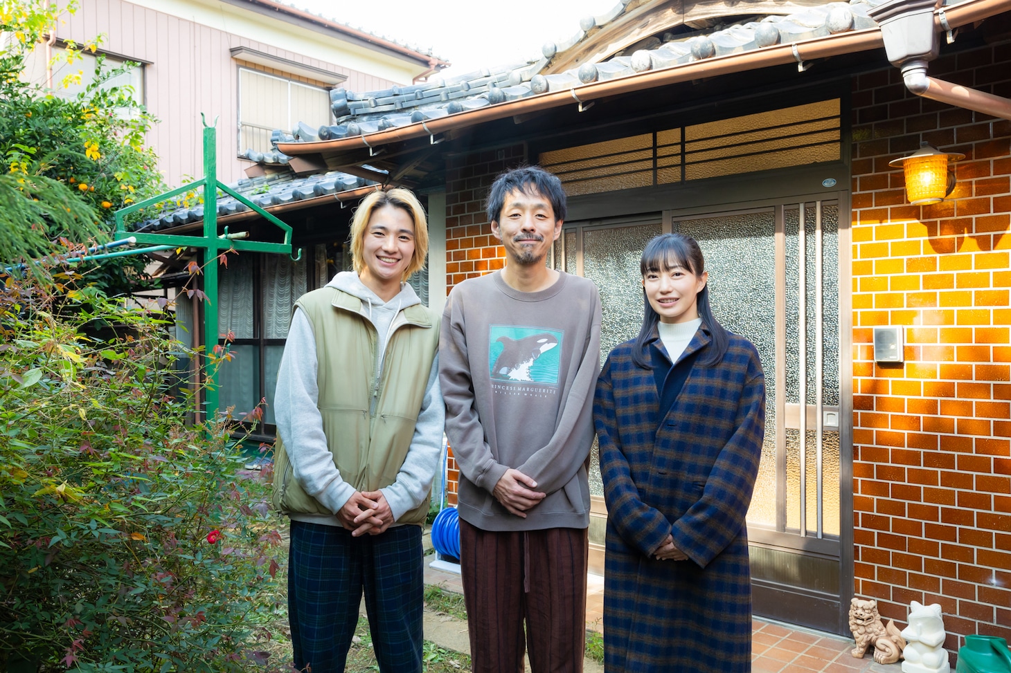 左から木戸大聖、宮藤官九郎、菅野美穂。