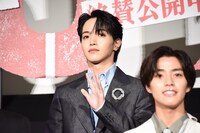 観客に手を振る大平祥生（中央奥）。