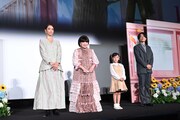 左から滝沢カレン、黒柳徹子、大野りりあな、八鍬新之介。