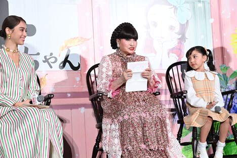 あいみょんからの手紙を代読する黒柳徹子（中央）。