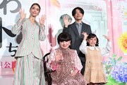 前列左から黒柳徹子、大野りりあな。後列左から滝沢カレン、八鍬新之介。
