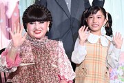 「窓ぎわのトットちゃん」完成披露舞台挨拶にて、左から黒柳徹子、大野りりあな。