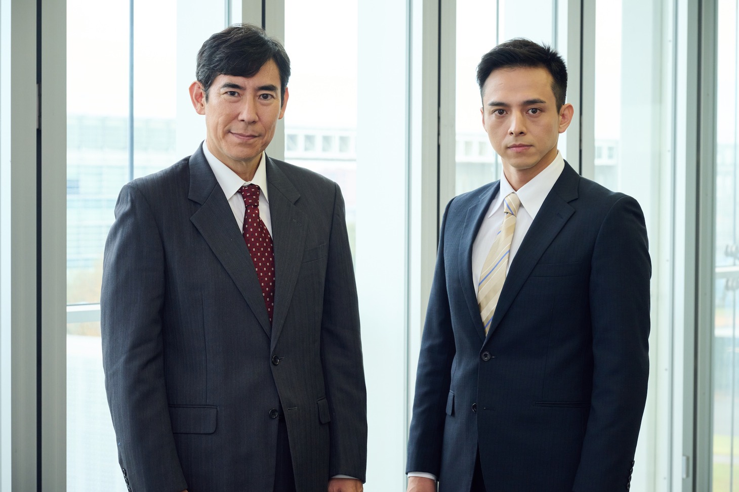左から高嶋政伸、満島真之介。