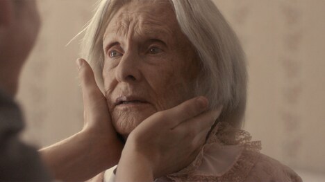 「ジャンプ、ダーリン」より、クロリス・リーチマン演じるマーガレット。