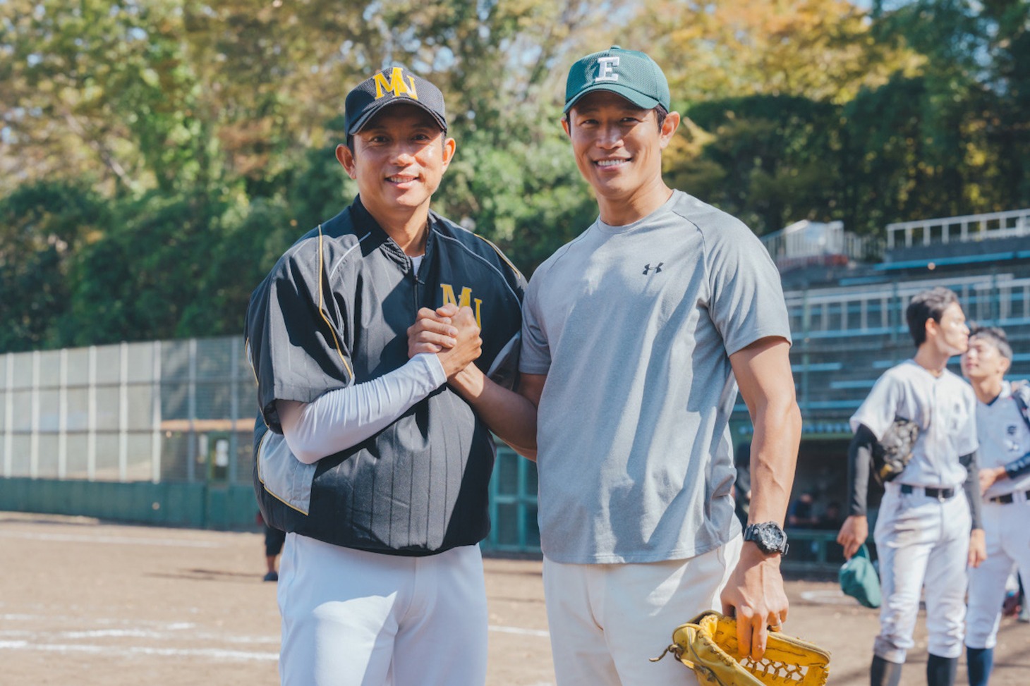 左から川崎宗則、鈴木亮平。