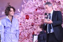 左からティモシー・シャラメ、ヒュー・グラント。