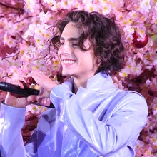 ファンにハートマークを送るティモシー・シャラメ。