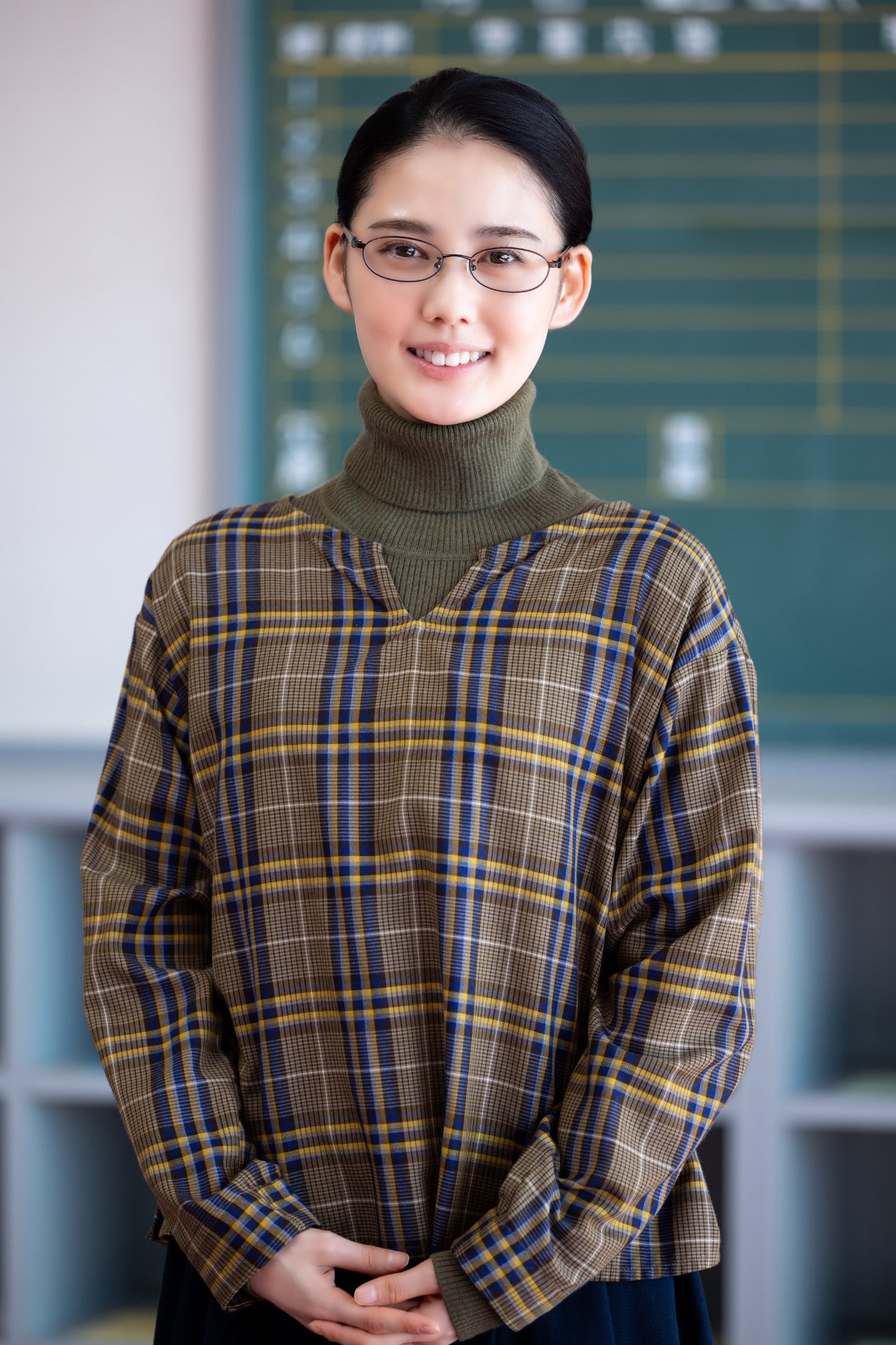 内藤由美子役の北香那。