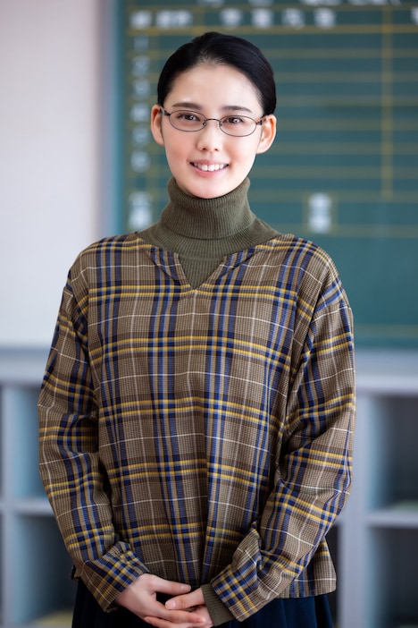 内藤由美子役の北香那。