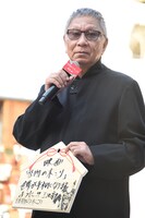 世界平和を願ったフリップを見せる三池崇史。