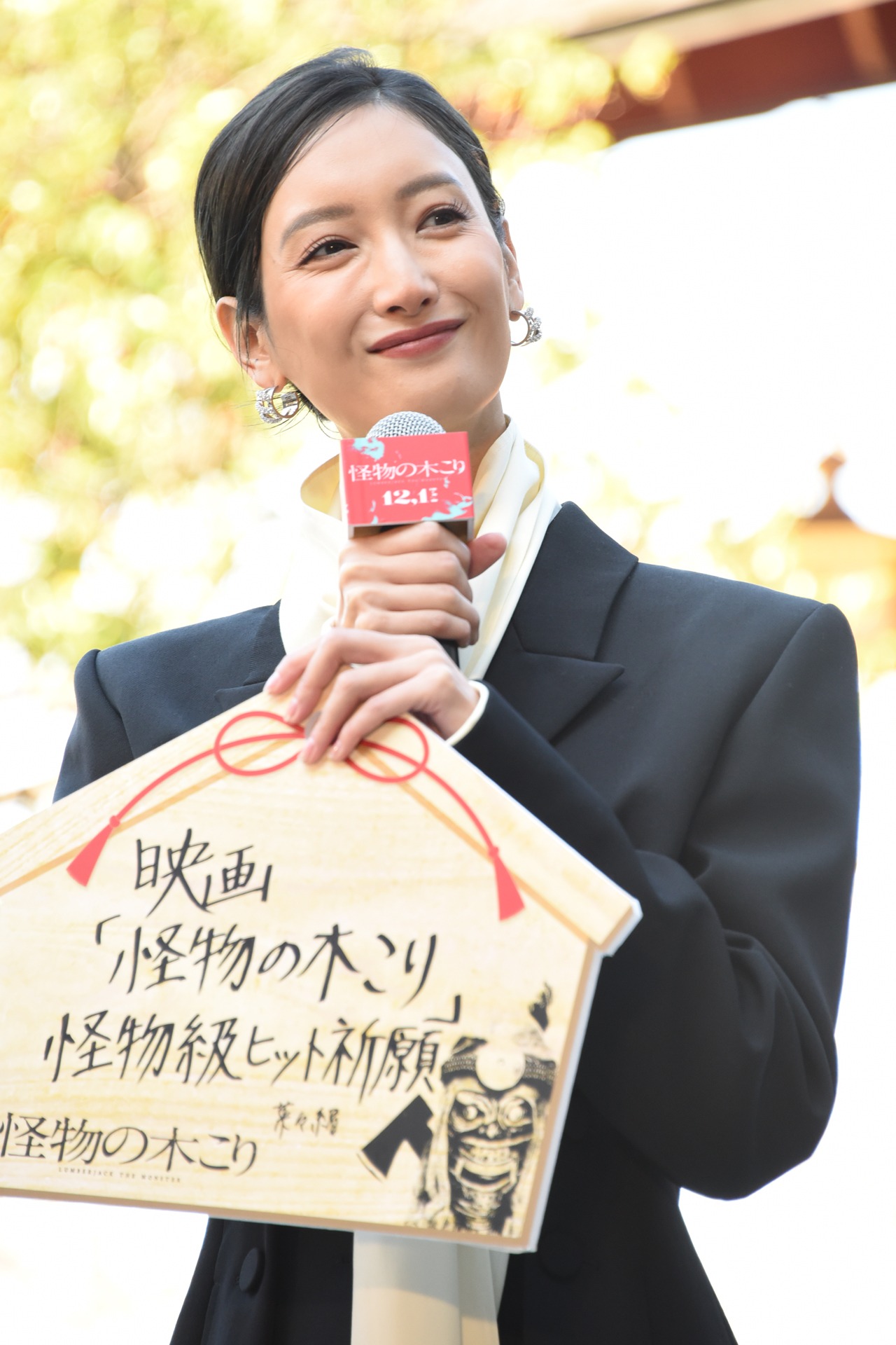 願いごとを紹介する菜々緒。なお亀梨和也は「映画『怪物の木こり』大ヒット祈願 沢山の方と結ばれます様に!!」と書いた。