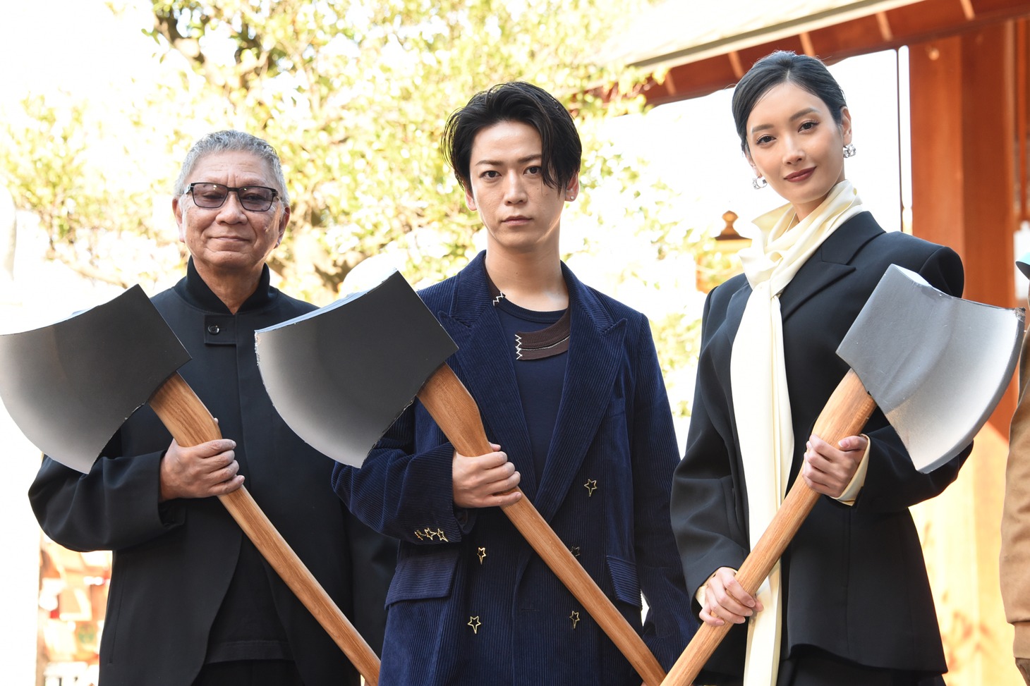 「怪物の木こり」公開直前大ヒット祈願イベントの様子。左から斧を持った三池崇史、亀梨和也、菜々緒。