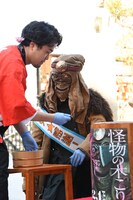 スタッフに手助けされる“怪物の木こり”。