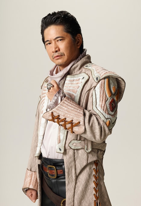 ゴドウ役の萩原聖人。