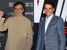 左からジャッキー・チェン、ラルフ・マッチオ。