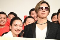 左から二階堂ふみ、GACKT。