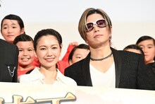 「翔んで埼玉 ～琵琶湖より愛をこめて～」初日舞台挨拶より、左から二階堂ふみ、GACKT。