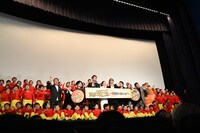 「翔んで埼玉 ～琵琶湖より愛をこめて～」初日舞台挨拶の様子。