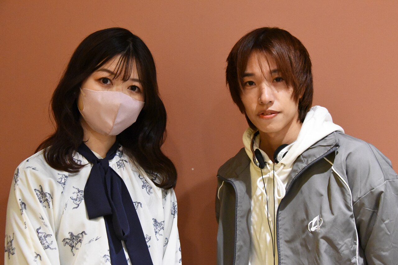 左から明日菜子、綿貫大介。