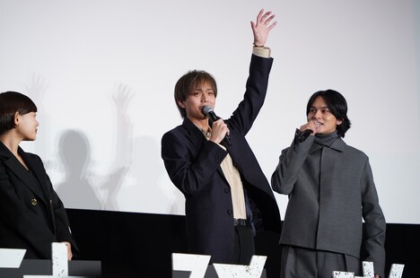 今年やり残したことを告白するコーナーで「宣誓」のときに手を上げる流れを作り出した永瀬廉（中央）。