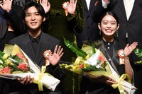 左から目黒蓮、高石あかり。