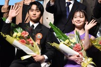 左から奥平大兼、山田杏奈。