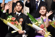 左から奥平大兼、山田杏奈。