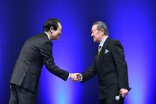 左から円谷プロダクション代表取締役会長兼CEOの塚越隆行、「ウルトラセブン」の森次晃嗣。