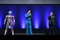 左からウルトラマンブレーザー、蕨野友也、田口清隆。