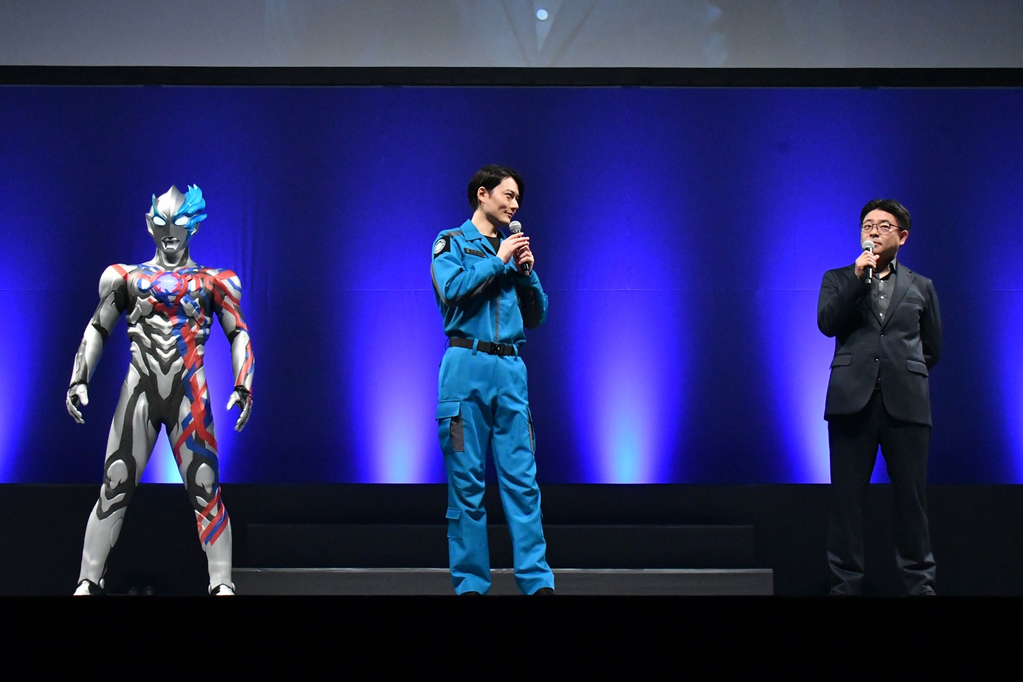左からウルトラマンブレーザー、蕨野友也、田口清隆。