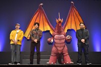 左からシャノン・ティンドル、山田裕貴、ジョン・アオシマ。